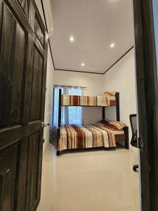 a room with two bunk beds and a door at CASA TRES RIOS EN OSA in Coronado