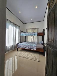 1 dormitorio con 2 literas y puerta en CASA TRES RIOS EN OSA, en Coronado