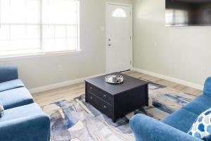 Sala de estar con 2 sillas azules y mesa de centro en Inviting 3BR Home Near Little Rock Attractions!, en North Little Rock