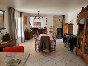een woonkamer met een eettafel en een keuken bij Villa avec piscine privée in Taulignan