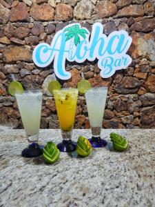 três cocktails sentados numa mesa com pimentos verdes em POSADA RANCHO DELFIN em El Yaque