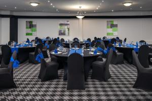 Holiday Inn Johannesburg OR Tambo Airport Hotel by IHG商务区和/或会议室