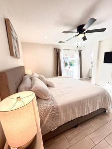 1 dormitorio con 1 cama y ventilador de techo en Casa Malia -salt water oasis en Desert Hot Springs