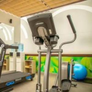 Quo Quality Hotel في مانيزاليس: غرفة مع صالة ألعاب رياضية مع آلة ركض