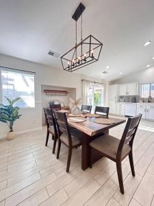 a dining room with a table and chairs at Casa Malia -salt water oasis in Desert Hot Springs