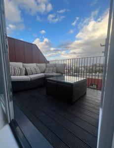 - Balcón con sofá y mesa en un edificio en Private room in London with balcony en Woolwich