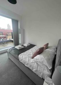 1 dormitorio con 2 almohadas en Private room in London with balcony en Woolwich