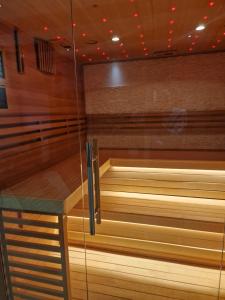 uma sauna com pisos em madeira e uma parede de vidro em Babyhotel Karolínka, wellness em Vranov nad Dyjí