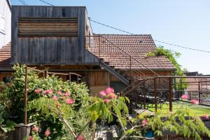 a wooden house with a staircase in a garden at Domaine Evasion in Ittlenheim