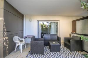 - un salon avec un canapé, des chaises et une table dans l'établissement T2 Florescence Proche Montpellier Parking, à Castelnau-le-Lez