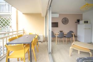a dining room with yellow chairs and tables at T2 Tamaris Piscine Proche Plage Palavas in Palavas-les-Flots