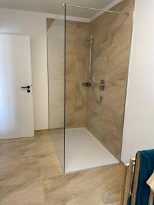 Ένα μπάνιο στο Wohnung mit beheiztem Swimspa