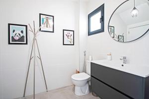 La salle de bains est pourvue d'un lavabo, de toilettes et d'un miroir. dans l'établissement Maison La Casa Bianca Grabels Proche Montpellier, à Grabels