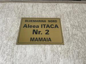 ein Schild an einer Wand, das auch n manania in der Unterkunft BLUEMARINA SUMMERLAND SEA VIEW STUDIOS in Mamaia