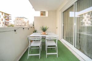 un pequeño balcón con mesa y sillas en T2 Prestance Montpellier Proche Plage en Montpellier
