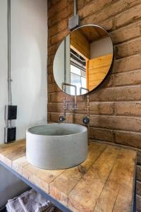 uma casa de banho com um lavatório redondo e um espelho em Buenos Aires LOFT by Pardela, Colonia Americana em Guadalajara