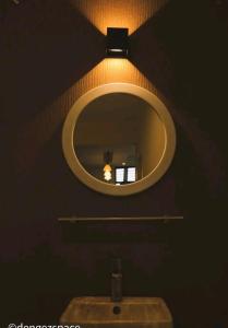 亞的斯亞貝巴的住宿－Royal Milk pipeline apartment，浴室镜子,上面有水槽上的灯
