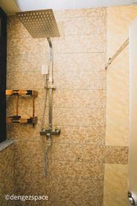 y baño con ducha y cabezal de ducha. en Royal Milk pipeline apartment, en Addis Ababa