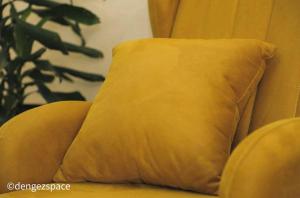cuscino giallo seduto sopra un divano di Royal Milk pipeline apartment ad Addis Abeba