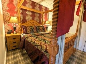 Postel nebo postele na pokoji v ubytování Brookside Hotel & Restaurant ,Suitable for Solo Travelers, Couples, Families, Groups Education trips & Contractors welcome