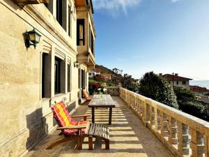 uma mesa e duas cadeiras sentadas numa varanda em Holibai, Vila Arume, Sofisticación y Confort cerca de Baiona em Pontevedra