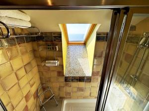 uma casa de banho com um chuveiro com uma janela e um chuveiro em Holibai, Vila Arume, Sofisticación y Confort cerca de Baiona em Pontevedra