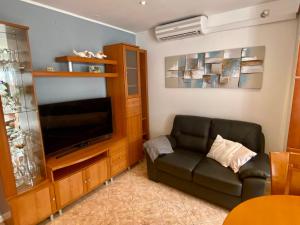 ein Wohnzimmer mit einem Sofa und einem Flachbild-TV in der Unterkunft Apartment Simon in Bol