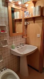 uma casa de banho com um lavatório e um WC em Residenze Bucaneve - Casa Costa em Tonezza del Cimone