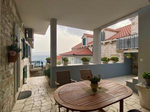 a patio with a table and chairs on a balcony at Apartment Simon in Bol