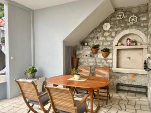 - une salle à manger avec une table et des chaises en bois dans l'établissement Apartment Simon, à Bol