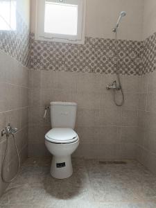 łazienka z toaletą i prysznicem w obiekcie Sawsen Ghar el melh w mieście Ghār al Milḩ