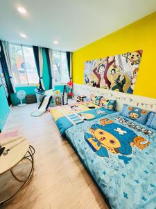 台南的住宿－享樂時光親子民宿，卧室配有一张带米基老鼠床罩的床