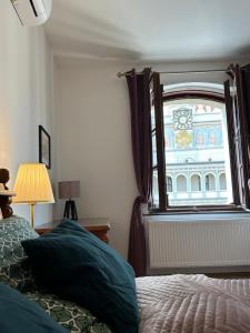 una camera da letto con un letto e una finestra con balcone di Apartament Stary Rynek 41 a Poznań