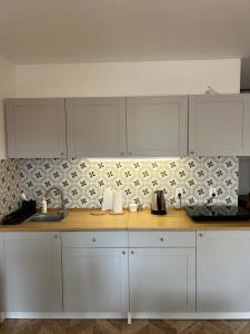 una cucina con mobili bianchi e un lavandino di Apartament Stary Rynek 41 a Poznań Altre 6 foto