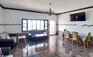 sala de estar con sofá, mesa y sillas en Lanzarote Hostel, en Arrecife