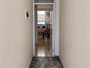 un pasillo que conduce a una cocina con sala de estar en LA CASA DE LA ABUELA, en Barranca