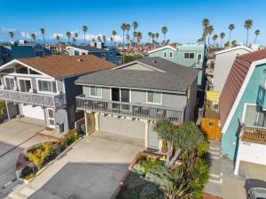 een luchtzicht op een huis met een oprit bij Vacation Beach House Steps from the Beach in Oxnard