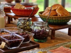 uma mesa coberta com tigelas de comida e cestos de pão em Sierra Sacred Valley em Urubamba