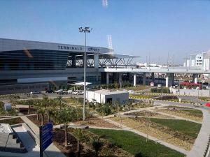 ein Parkplatz mit einem Gebäude und einem Stadion in der Unterkunft Jupiter Plaza Delhi Airport in Neu-Delhi