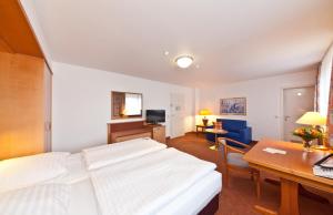 A television and/or entertainment centre at Hotel Boulevard