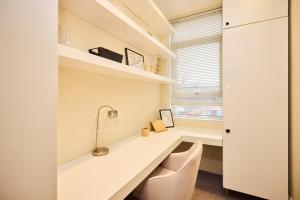 a home office with a desk and a chair at The Peckham Hideaway - Bright 3BDR Flat in London