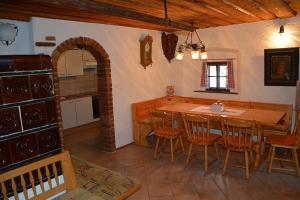 een keuken en eetkamer met een tafel en stoelen bij Apartment Zatrnik in Bled