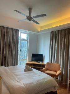 Tempat tidur dalam kamar di Cormar Premium Suites KLCC Kuala Lumpur City Center