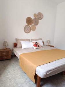 sypialnia z dwoma łóżkami z kapeluszami na ścianie w obiekcie Sawsen Ghar el melh w mieście Ghār al Milḩ