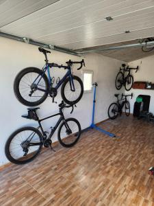 zwei Fahrräder hängen an einer Wand in einer Garage in der Unterkunft Casita Estherose in Vélez Rubio