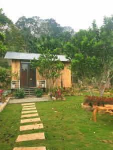 una casa con un jardín con un camino que conduce a ella en Ngòi Xanh Ecolodge (Bungalow - Restaurant - Coffee), en Tuyên Quang