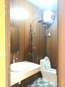 a bathroom with a sink and a toilet at Ngòi Xanh Ecolodge (Bungalow - Restaurant - Coffee) in Tuyên Quang
