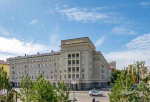 un edificio con un cartel en la parte superior en Bashkiria Hotel, en Ufa