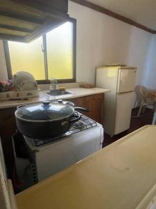 eine Küche mit einem Topf auf dem Herd in der Unterkunft Apartamento con piscina en jarabacoa in Jarabacoa