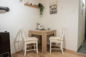 a small table and two chairs in a room at Apartment City Cat in Križevci